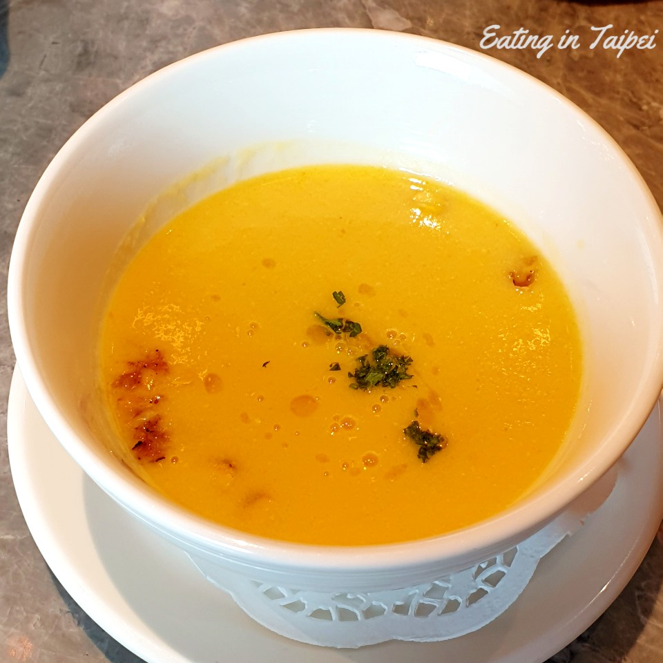 The soup was alright, here is the pumpkin soup. I wouldn't order it à la carte, though...