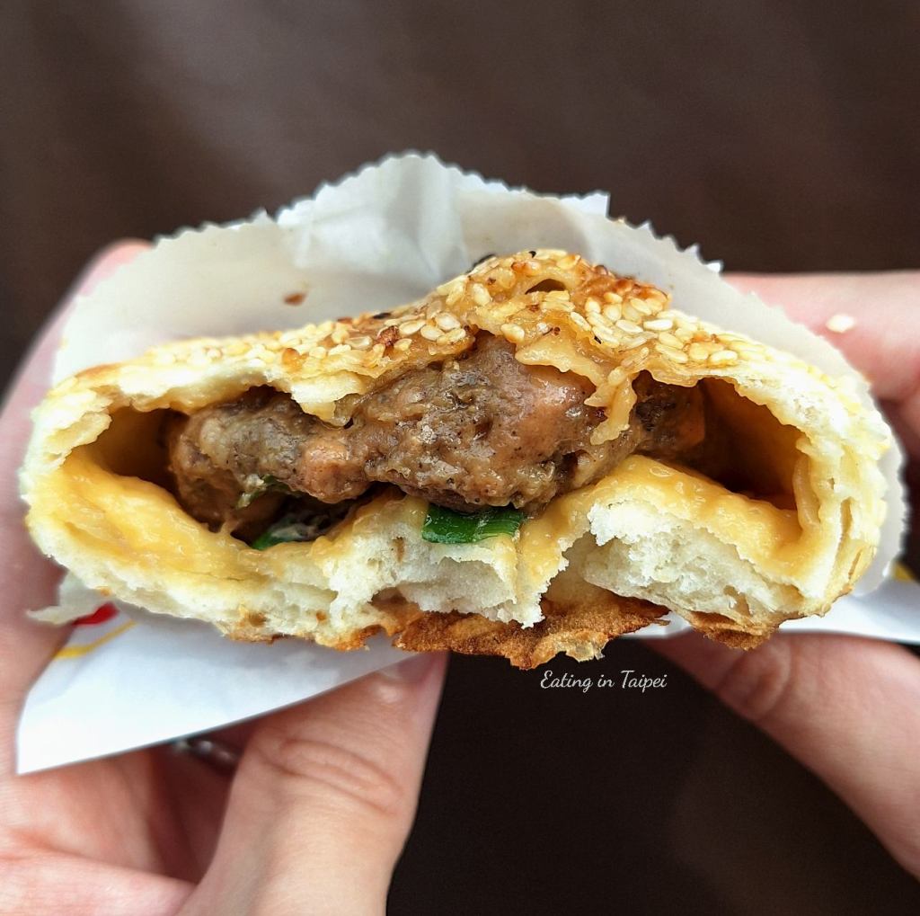 Shilin night market Changs Shaobing pepper pork cake 3